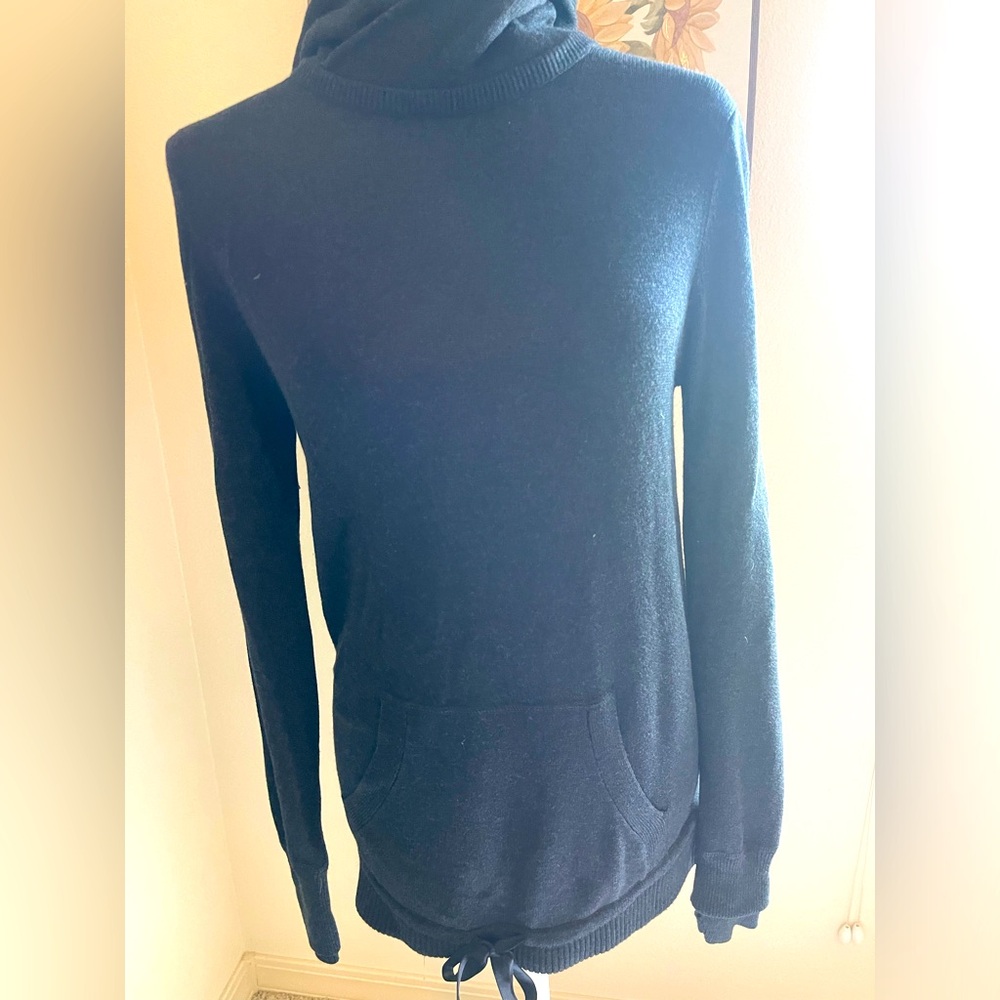 Lululemon black sweater size 6